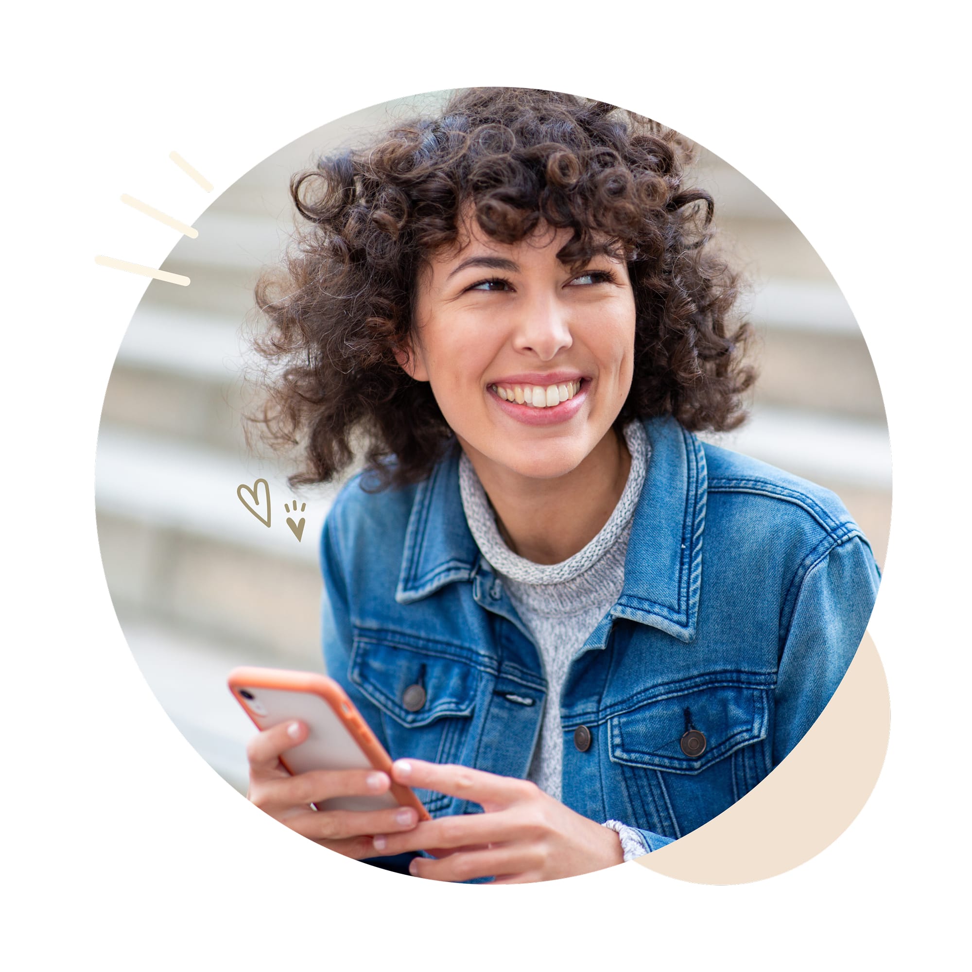 femme souriante avec un smartphone en main